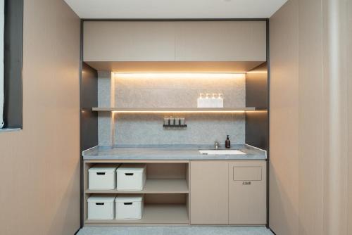 ein Badezimmer mit einem Waschbecken und einer Theke in der Unterkunft JI Hotel Shanghai Jinshan Industrial Zone in Jinshan