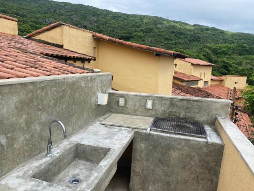 a sink on the side of a building at Pousada Mirante do Atalaia - Praia da Escadaria - Arraial do Cabo in Arraial do Cabo