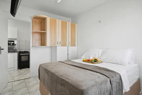 Studio no Porto das Dunas vista mar e Beach Park! في Mangabeira: غرفة نوم بها سرير مع وعاء من الفواكه عليها