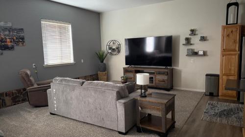 een woonkamer met een bank en een flatscreen-tv bij Sunrise Ridge in Phoenix