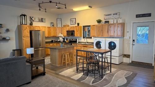 een keuken met houten kasten en een tafel met stoelen bij Sunrise Ridge in Phoenix