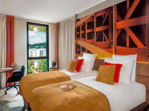 Postel nebo postele na pokoji v ubytování Novotel Paris Val de Fontenay