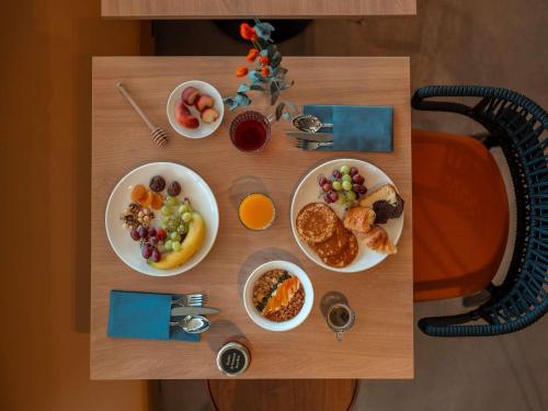 una mesa con platos de comida para el desayuno. en Novotel Paris Val de Fontenay, en Fontenay-sous-Bois