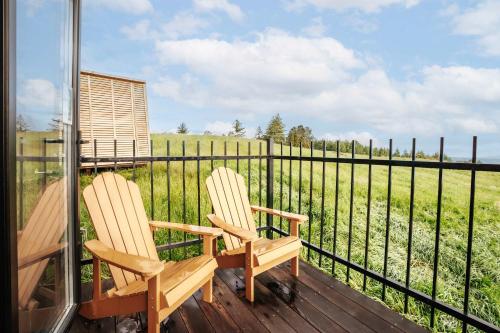 Un balcon sau o terasă la Aorangi Peak Cabins 5 by Tiny Away