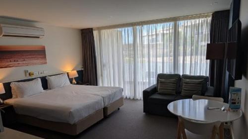 Кровать или кровати в номере Wyndham Resort Torquay