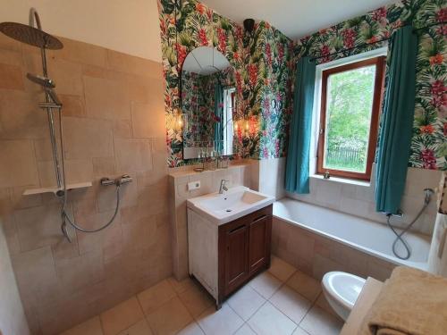 Mathilde Comfortable holiday residence في بوكِنغ: حمام مع حوض ودش ومرآة