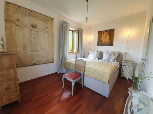 Mathilde Comfortable holiday residence في بوكِنغ: غرفة نوم بها سرير ولوحة على الحائط