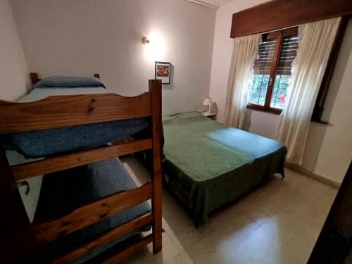 een slaapkamer met twee stapelbedden en een raam bij La caracola in Villa Gesell