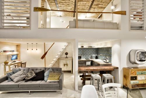 布達佩斯的住宿－設計師- A10公寓，带沙发的客厅和厨房