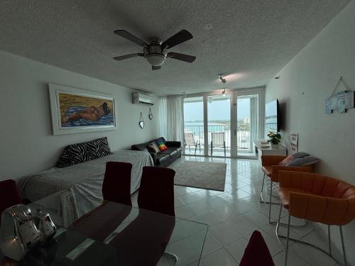 un soggiorno con un letto, un tavolo e delle sedie di Ocean View Apartment inside ESJ Hotel a San Juan
