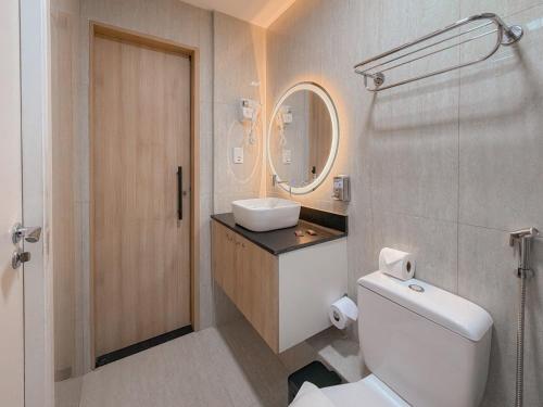 a bathroom with a toilet and a sink and a mirror at Apto Luxo Gran Lençóis Atins 503 in Barreirinhas