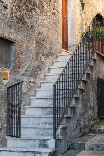 a set of stairs next to a stone building at MALACUCINA Casa Vacanze in Anagni