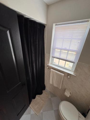 Et badeværelse på 30 min from NYC luxury and chic 3 bedroom