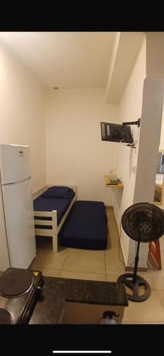 una piccola stanza con due letti e un tavolo di Loft Centro a Aparecida