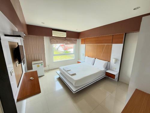 a large bedroom with a bed and a television at I Garden Place in Ban Choho