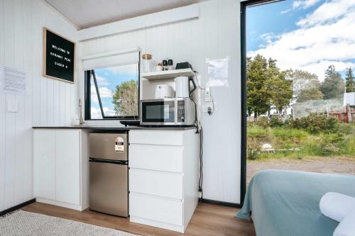 Η κουζίνα ή μικρή κουζίνα στο Aorangi Peak Cabins 8 by Tiny Away