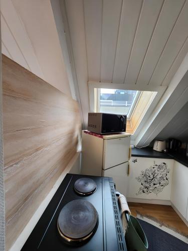 スタヴァンゲルにあるStavanger Ultra Central Daliの小さなキッチン(コンロ、窓付)
