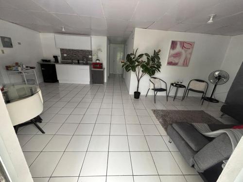 Una sala de estar con un sofá y una cocina. en Sweet Home, en San Juan