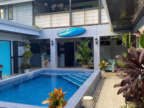 Bazén v ubytování Hotel Perico Azul & Surf Camp nebo v jeho okolí