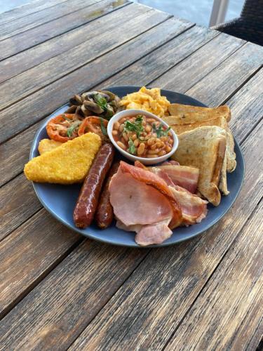 Mâncare la sau în apropiere de acest complex