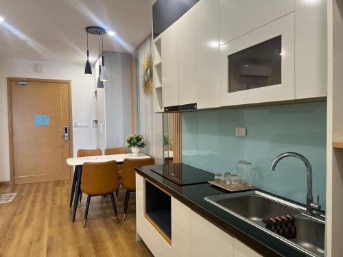 Una cocina o cocineta en Căn Hộ TMS Quy Nhơn Bên Bờ Biển