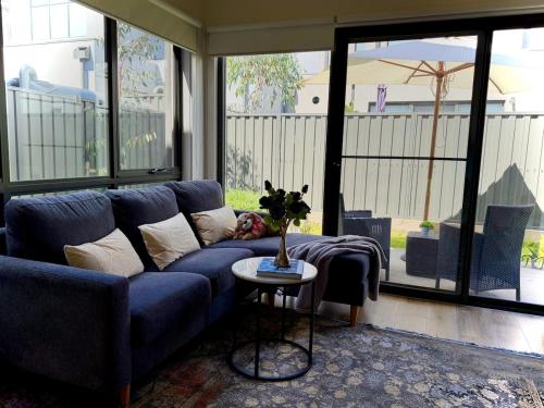 Un lugar para sentarse en Entire 3BDR Home