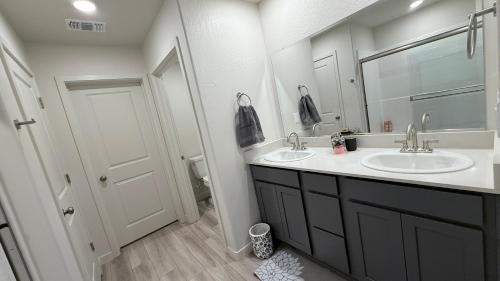 Koupelna v ubytování New Holiday Retreat in Merced