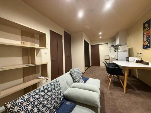 高山Vieuno Hida Takayama的带沙发和桌子的客厅和厨房