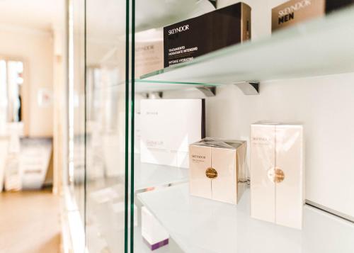 a display case with three boxes on a shelf at Hotel Court Wellness&Spa in Kędzierzyn-Koźle