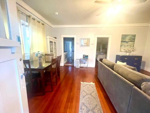 Et opholdsområde på Heart of LA Koreatown bungalow 1bd 1bath