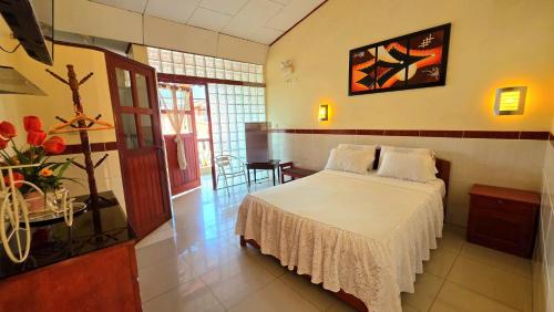 een slaapkamer met een bed en een tafel in een kamer bij Hospedaje plaza inn in Nauta