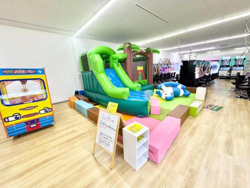 a play room with a slide in a store at 海神ハウス in Funabashi