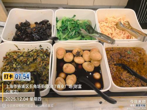 vier Plastikbehälter gefüllt mit verschiedenen Arten von Lebensmitteln in der Unterkunft JI Hotel Shanghai Wujiaochang Wanda Plaza in Shanghai