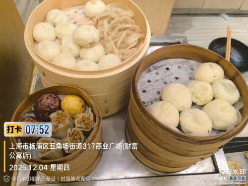 Zwei mit Lebensmitteln gefüllte Eimer standen auf einer Theke. in der Unterkunft JI Hotel Shanghai Wujiaochang Wanda Plaza in Shanghai