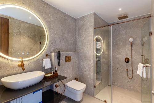 Osian Valley Resort & Spa Kumbhalgarh في Jāmb: حمام مع مرحاض بالوعة ودش