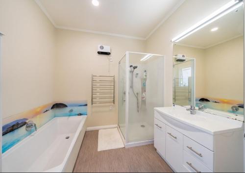 Koupelna v ubytování Light-filled home with peaceful outdoor space