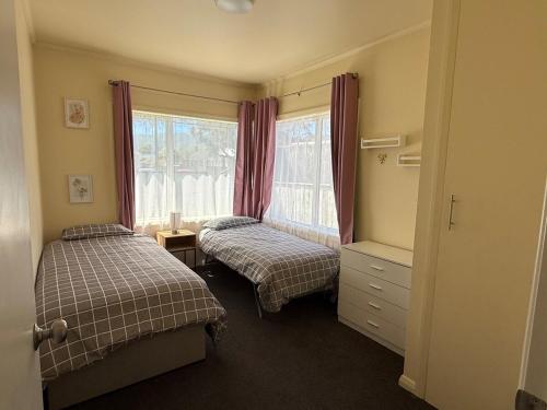 Postel nebo postele na pokoji v ubytování Light-filled home with peaceful outdoor space