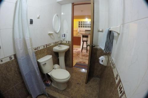 ein Badezimmer mit Toilette und Waschbecken in der Unterkunft Cozy & Centric Apartment in great location! in Cusco