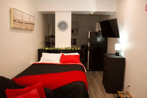 Кровать или кровати в номере Studio - Cozy Downtown Hideaway