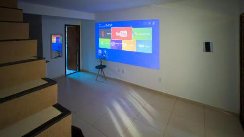 Uma televisão e/ou sistema de entretenimento em Duplex em Itaúna 4min da Praia que ocorre o WSL, 1min da pista de skate do LS, pracinha com parque infantil, quadra de futebol, tudo isso a 1 min da duplex, perto do comércio, wi-fi super rápido, monitoramento 24hrs