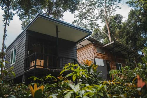 库德岛My Home Koh Kood1的一间小房子,旁边设有一个大窗户