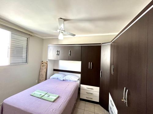 Ένα ή περισσότερα κρεβάτια σε δωμάτιο στο Apartamento em Piracicaba à 7min do centro