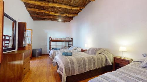 Кровать или кровати в номере La Casa del Pueblo Hostal