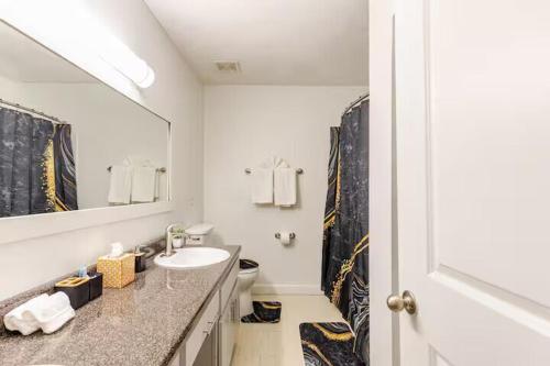 Koupelna v ubytování Modern 2 BR APT, Near Hospital & UAB, WiFi