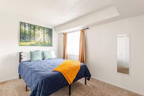 Postel nebo postele na pokoji v ubytování Modern 2 BR APT, Near Hospital & UAB, WiFi