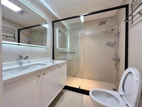 Ένα μπάνιο στο Vintage-Style, Fully Equipped Apartment with 3Bedroom