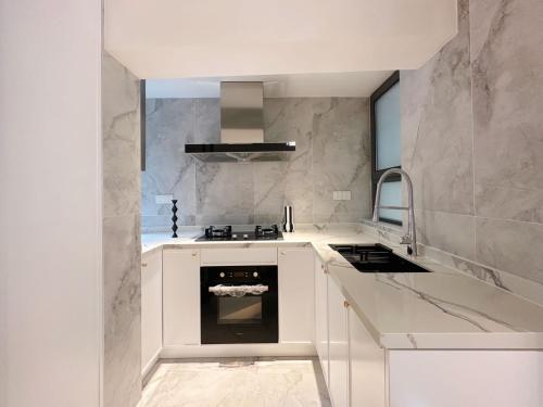 Η κουζίνα ή μικρή κουζίνα στο Vintage-Style, Fully Equipped Apartment with 3Bedroom