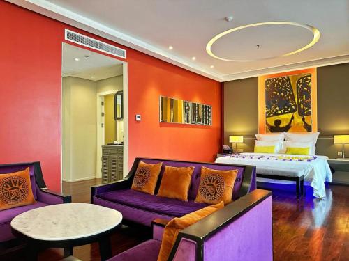 Memoire Palace Resort & Spa في سيام ريب: غرفة نوم بها سرير وأريكة وطاولة