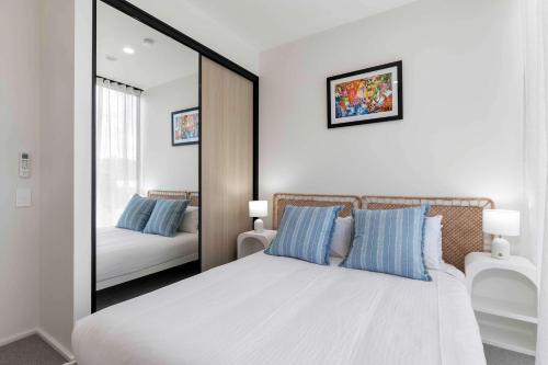 En eller flere senge i et værelse på Cloudline City Stay Victoria Tower CBD