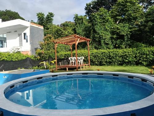 una piscina con gazebo in un cortile di none a Capurganá